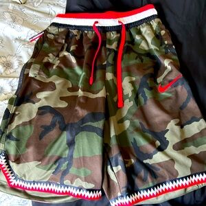 Men's size S camo basketball shorts